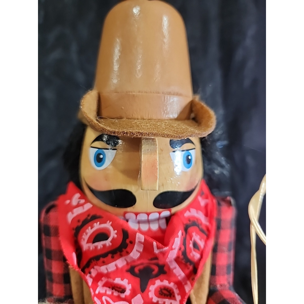 nut cracker of the west ,cowboy with his rope - Picture 2 of 9